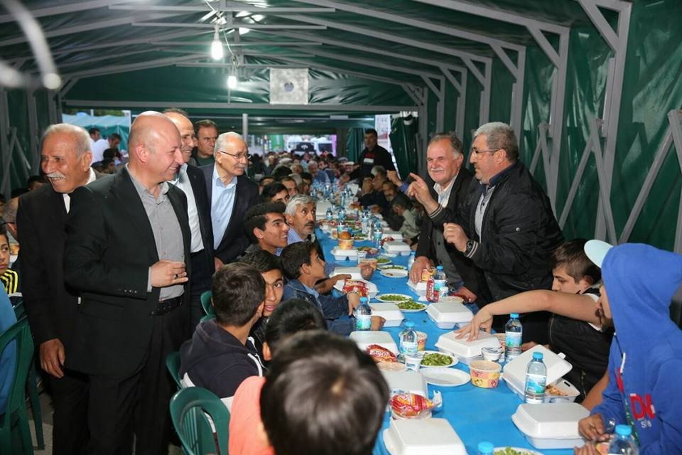 Başkan Çolakbayrakdar Ziya Gökalp Mahallesi Sakinleriyle İftar Açtı