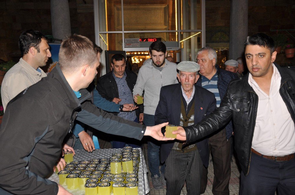 Bozüyük Belediyesi’nden Teravih Sonrasında Limonata İkramı