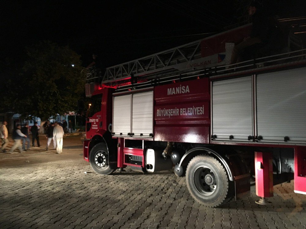 Deprem Bölgesinde İtfaiye Ekiplerinden Yoğun Mesai