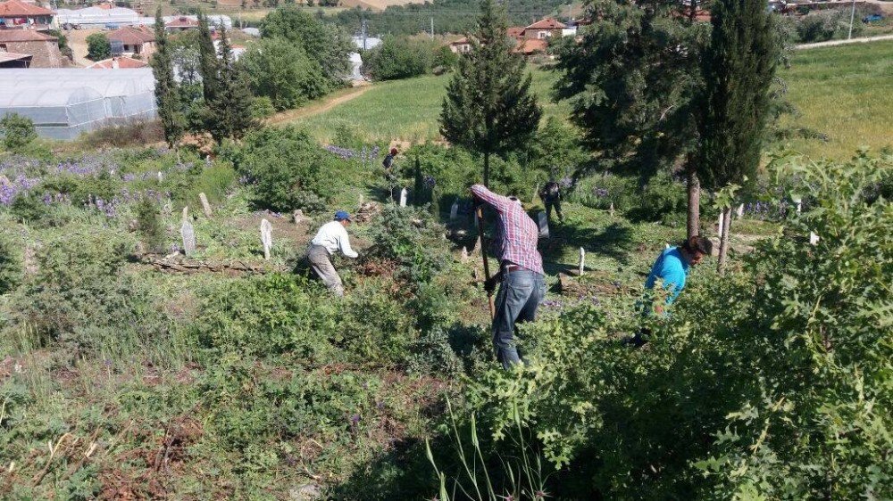 Köprübaşı’nda Mezarlıklar Temizleniyor