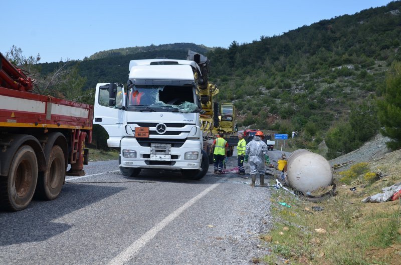 Manisa’da Asit Yüklü Tanker Devrildi