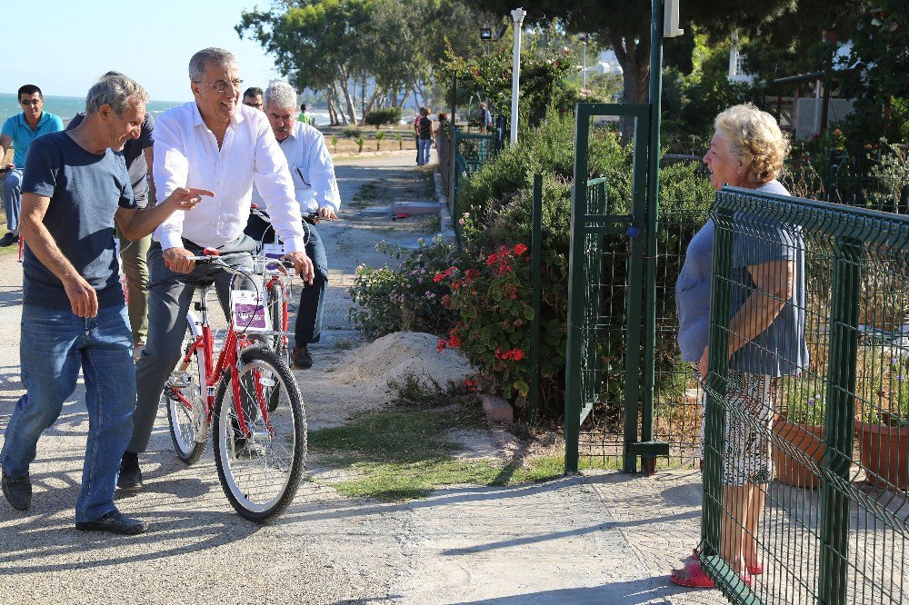 Başkan Tarhan Ve Daire Müdürleri, Vatandaşın Ayağına Bisikletle Gidiyor