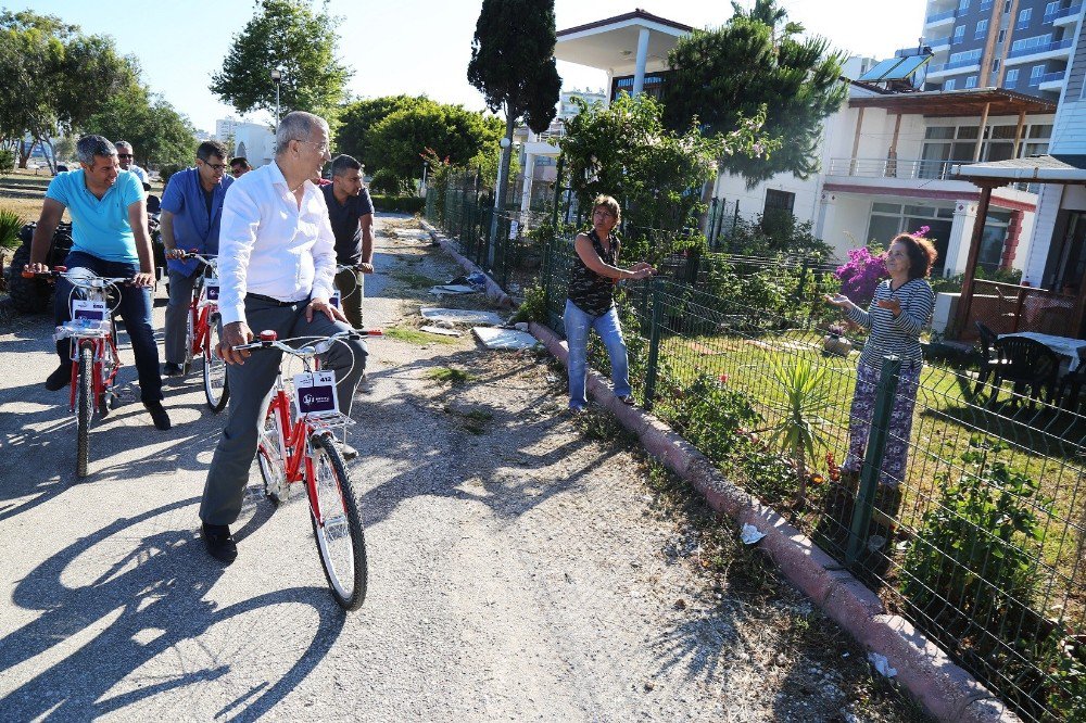 Başkan Tarhan Ve Daire Müdürleri, Vatandaşın Ayağına Bisikletle Gidiyor