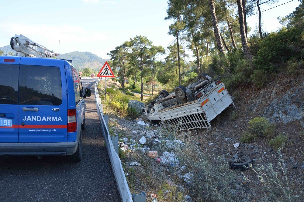 Otostopla Bindikleri Kamyonet Takla Atan 2 Öğrenci Yaralandı