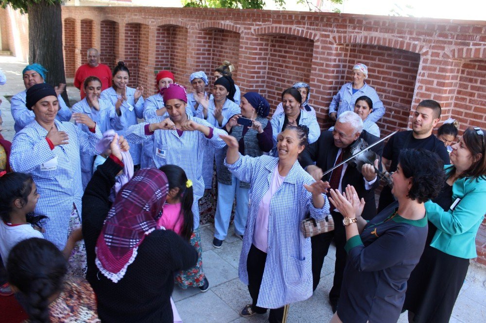 Edirne’nin Meşhur Aynalı Süpürgesi Roman Kadınların Elinde Şekilleniyor