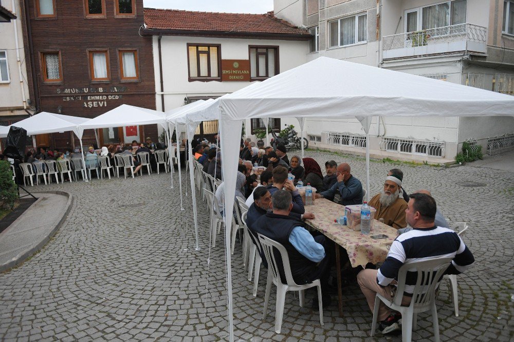 Dündar, Aşevinde Yemek Dağıttı