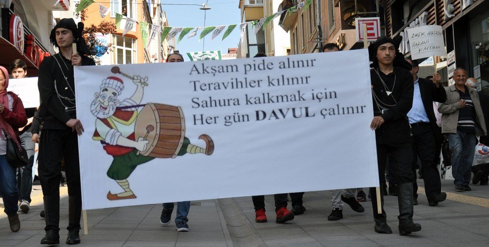 Giresun’da Ramazan Davulcularının Korsan Davulcu Eylemi