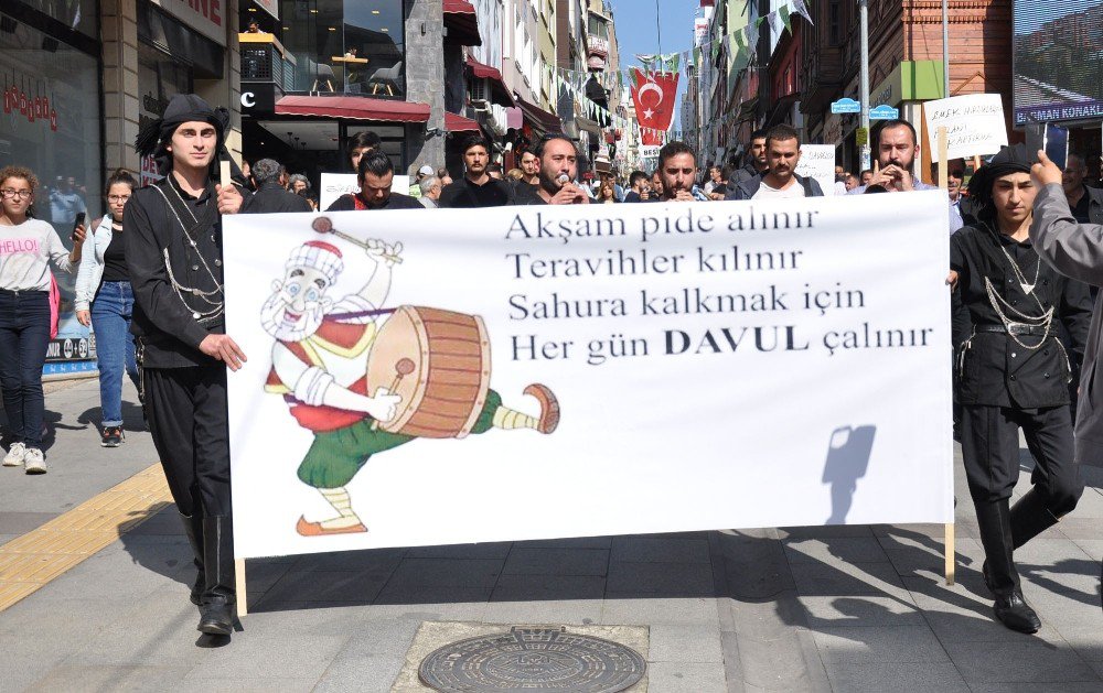 Giresun’da Ramazan Davulcularının Korsan Davulcu Eylemi