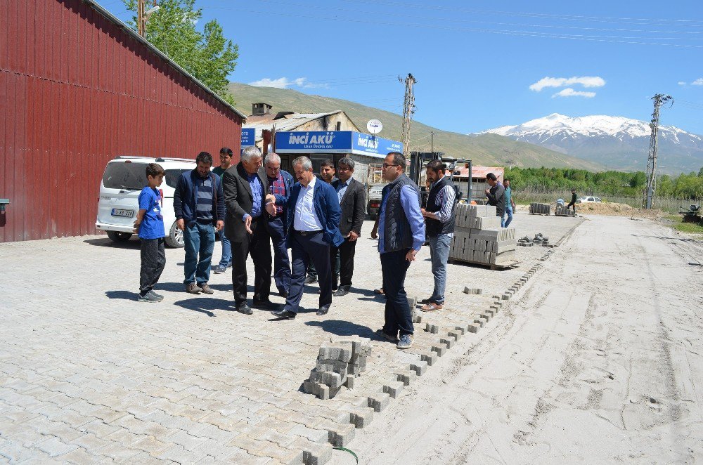 Adilcevaz’da Parke Taşı Döşeme Çalışması