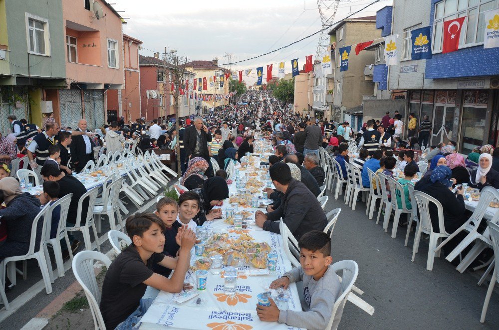 Sultanbeyli’de Binlerce Kişi İftar Sofrasında Buluştu