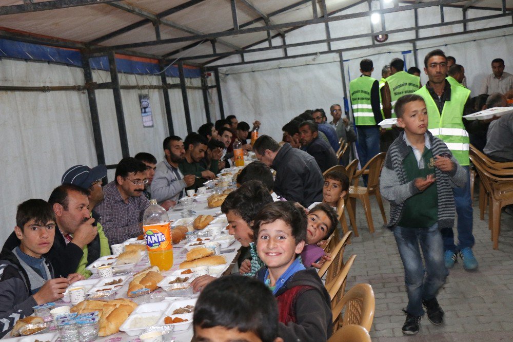 Özalp Belediyesinden İftar Çadırı