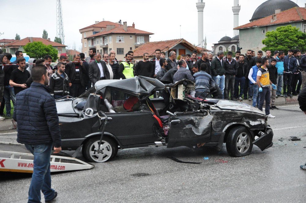 Otomobil Kırmızı Işıkta Bekleyen Tıra Çarptı: 2 Ölü, 2 Yaralı