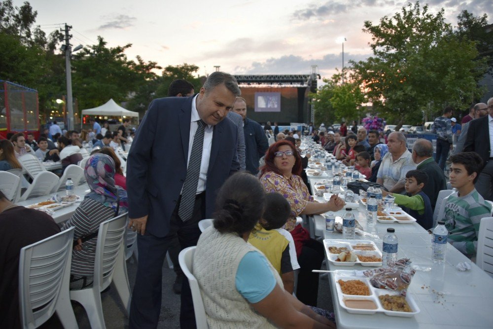 Yunusemre’de İftar Sofrası Kuruldu