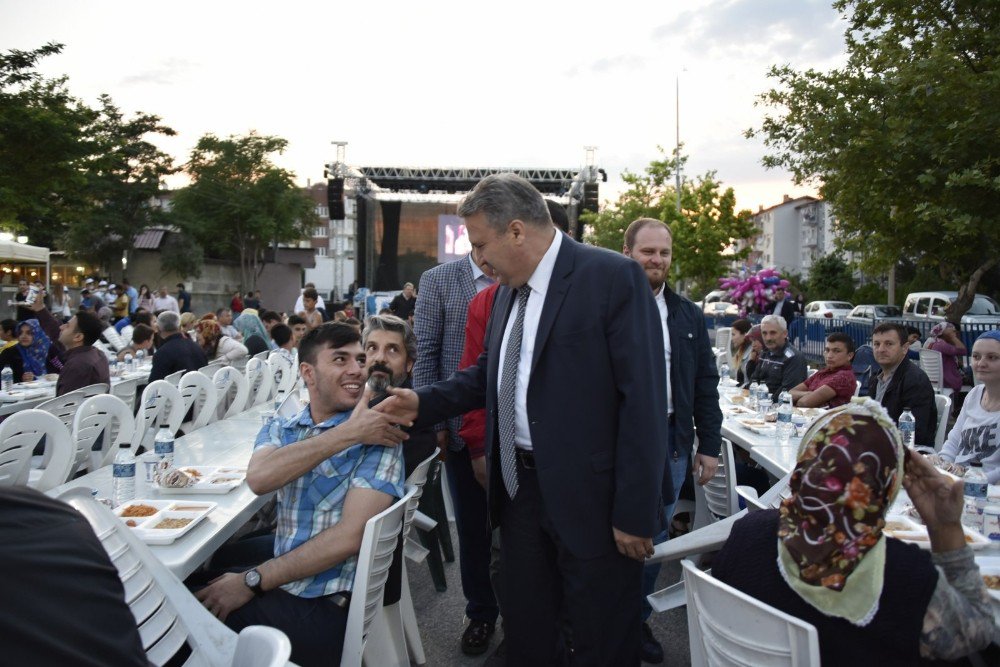 Yunusemre’de İftar Sofrası Kuruldu