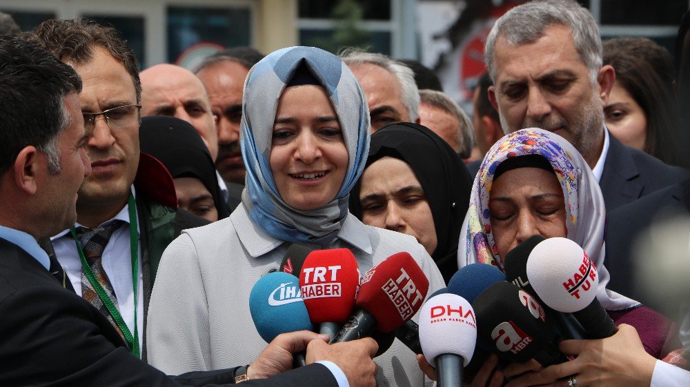 Aile Ve Sosyal Politikalar Bakanı Fatma Betül Sayan Kaya Silivri Cezaevi Önünde Açıklamalarda Bulundu