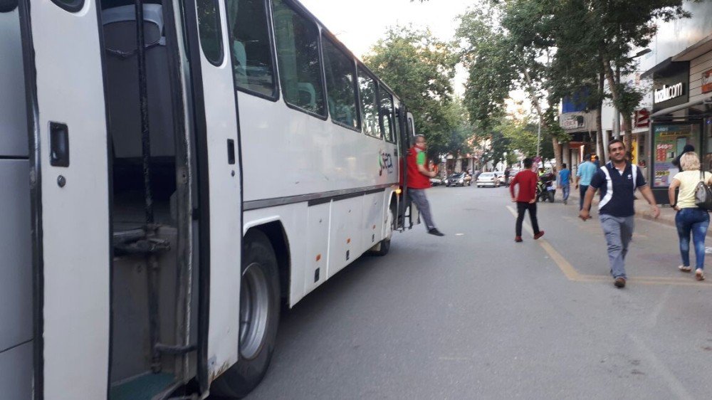 Yol Ortasında İşçi İndiren Otobüsler Kazaya Davetiye Çıkarıyor