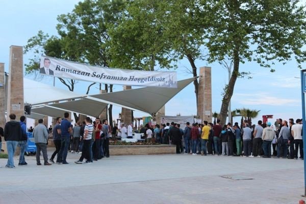 İftar Yemeklerini Başkan Yemenici Dağıttı