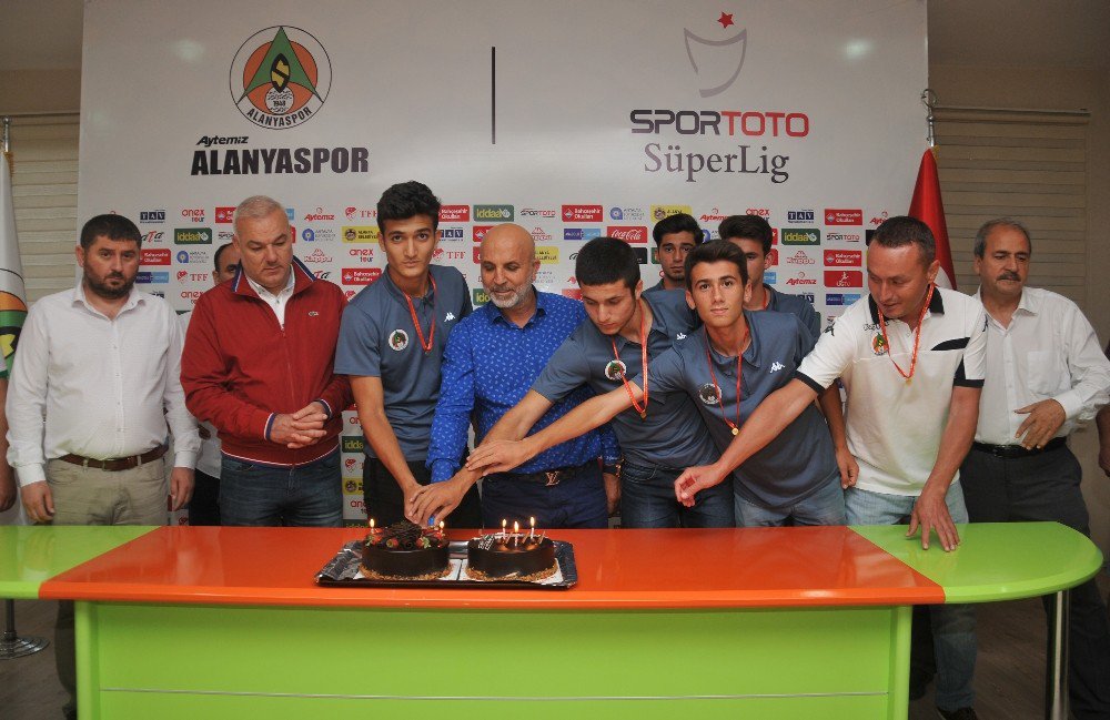 Alanya U16 Takımına Çavuşoğlu’dan Altın Ödülü