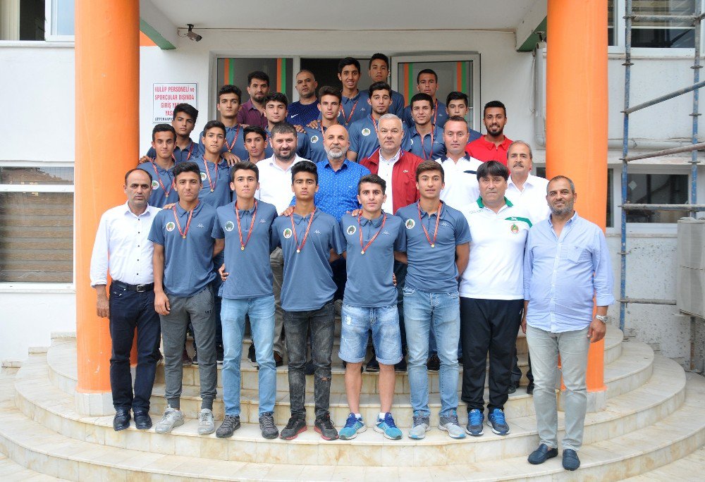 Alanya U16 Takımına Çavuşoğlu’dan Altın Ödülü