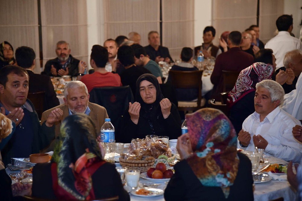 Başkan Tiryaki, Altındağlılarla İftar Sofrasında Buluştu