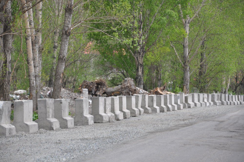 Belediye’den Hafriyat Dökümüne Beton Bariyerli Engel