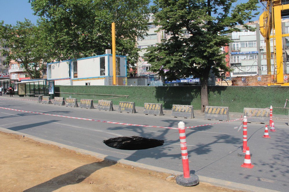 Beşiktaş’ta Metro Çalışması Nedeniyle Yol Çöktü