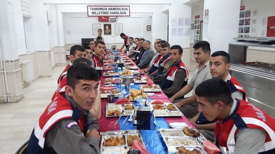 Kaymakam Duru, Askerlerle İftar Açtı