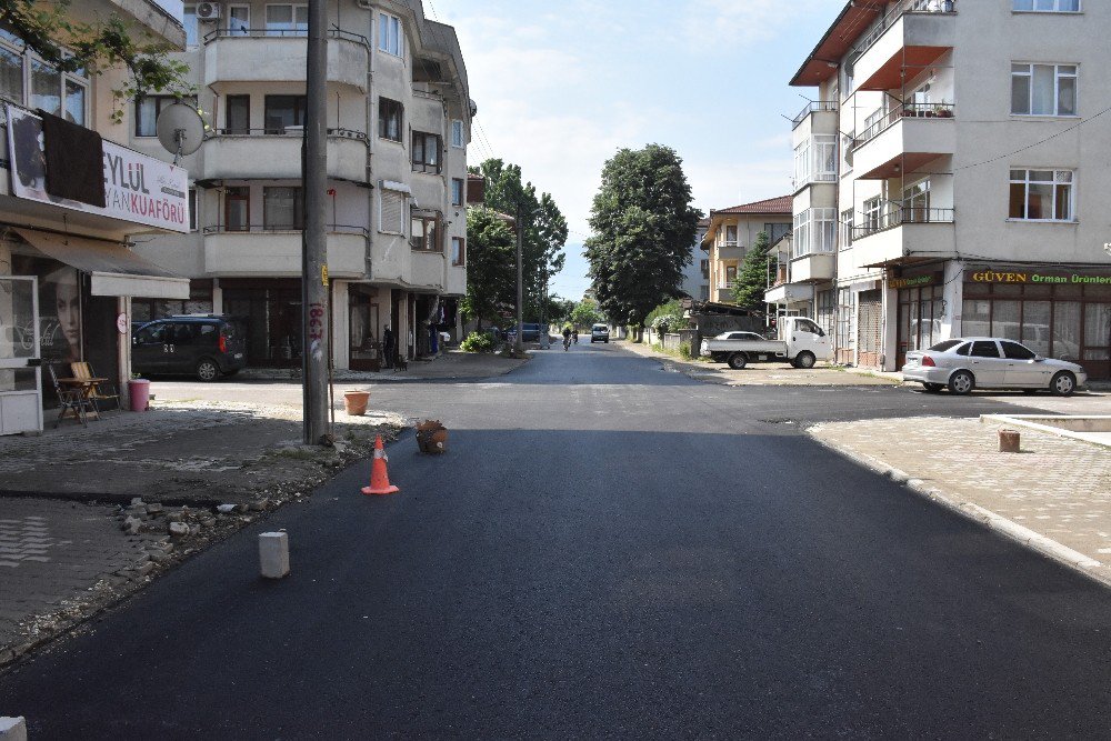 Düzce Belediyesi Azmimilli Mahallesinde Asfalt Çalışmasına Başladı