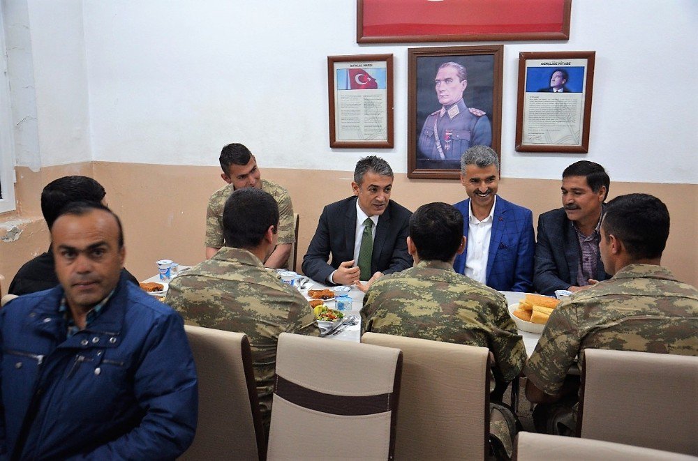 Kaymakam Akkoyun, Asker Ve Güvenlik Korucularıyla İftar Yaptı