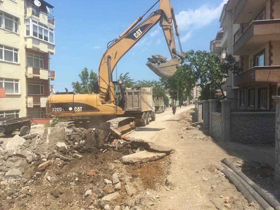 Akçakoca’da Ankara Caddesindeki Asfalt Sökülüyor