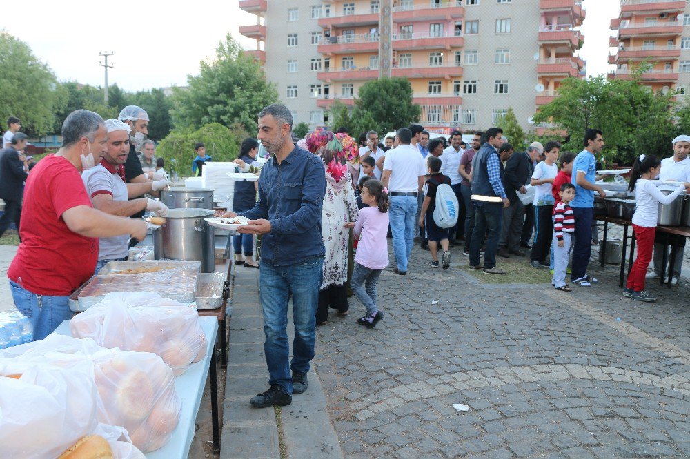 Kayapınar Belediyesi’nden 2 Bin Kişiye İftar Yemeği