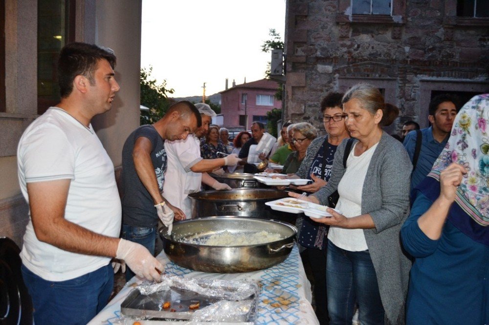 Ayvalık Belediyesi’nden Küçükköy’de İftar