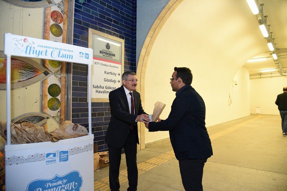 Metro’da İftar Sürprizi