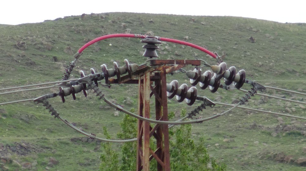 Kars’ta Elektrik Şebekelerine Kapalı Kablo Yapılıyor