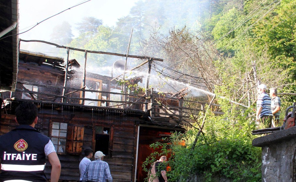 Kastamonu’da 2 Ev Yanarak Kül Oldu