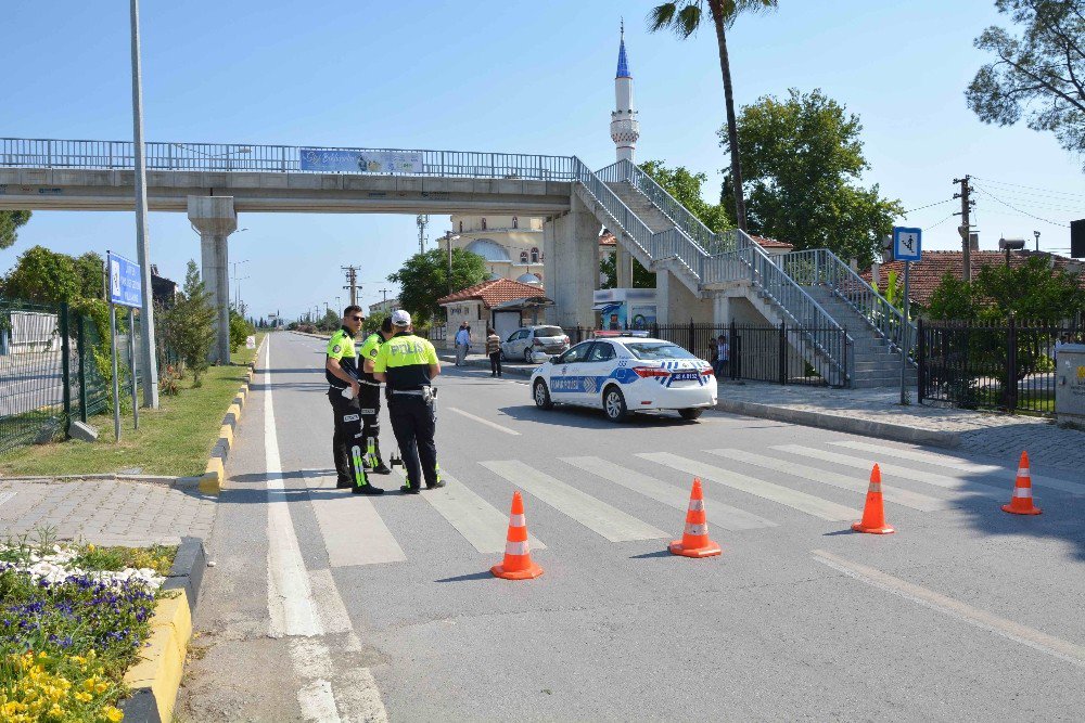 Otomobil Durakta Bekleyen Öğrencilere Çarptı: 6 Yaralı