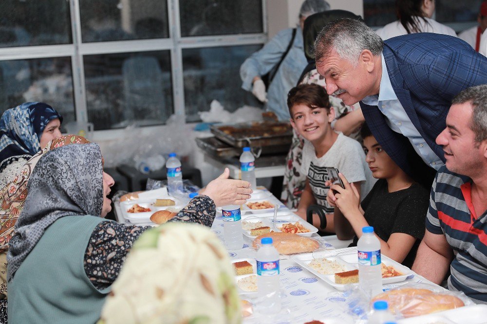 Seyhan’da Her Gün Bir Mahallede İftar Sofrası Kuruluyor