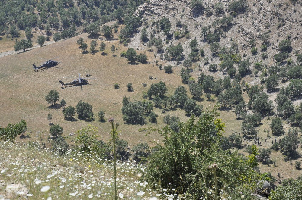 Bakanlar Ve Orgeneral Akar Helikopterin Düştüğü Alanda