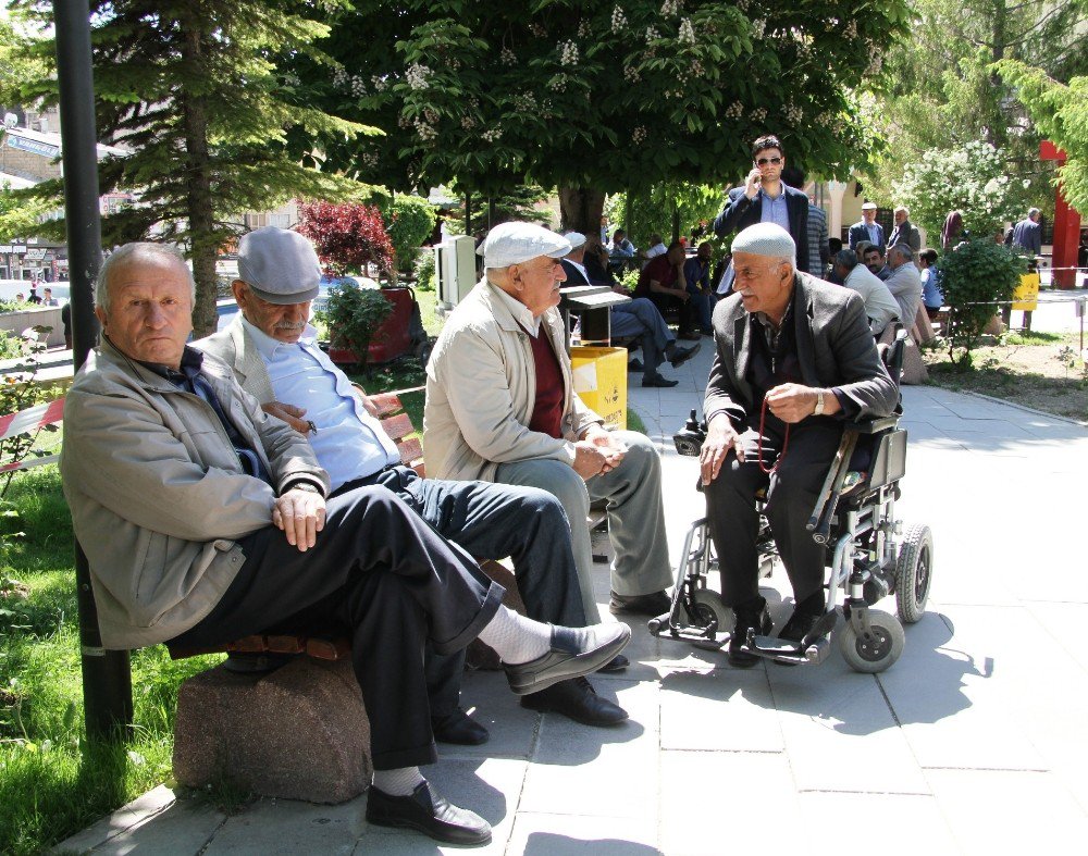 Oruçlu Vatandaşlar Parklara Akın Etti