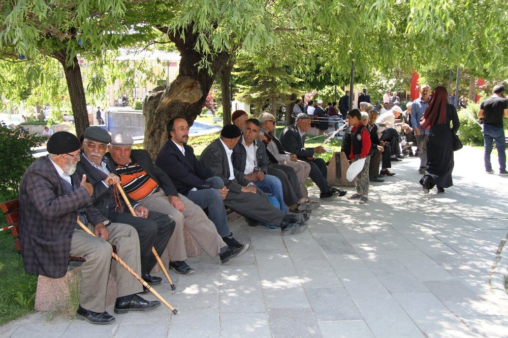 Oruçlu Vatandaşlar Parklara Akın Etti