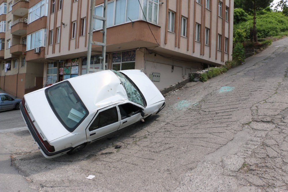 Otomobil Elektrik Direğinin Üzerine Yan Yattı