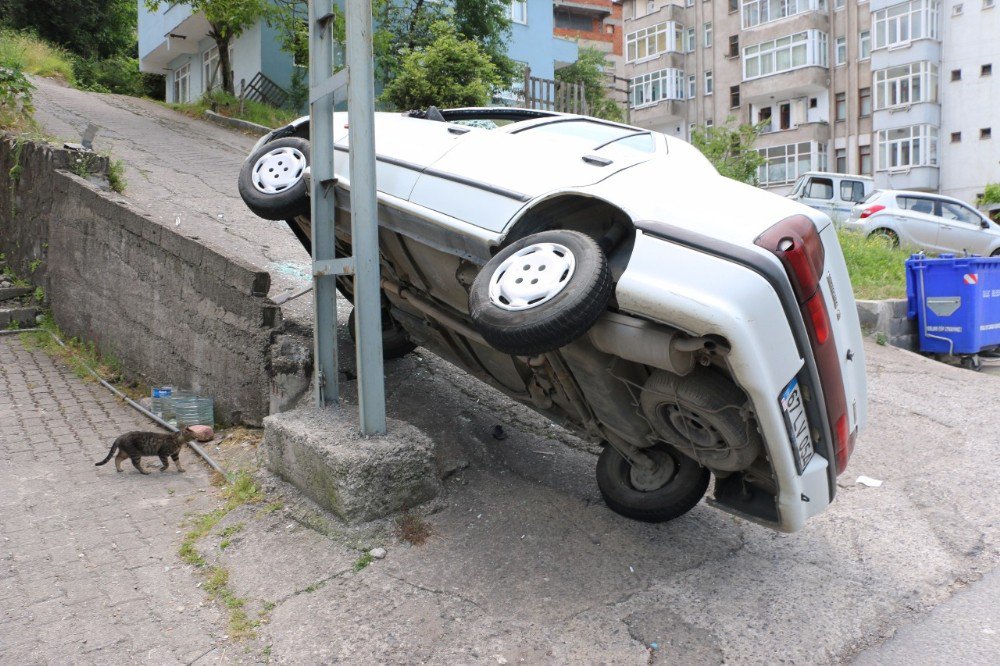 Otomobil Elektrik Direğinin Üzerine Yan Yattı