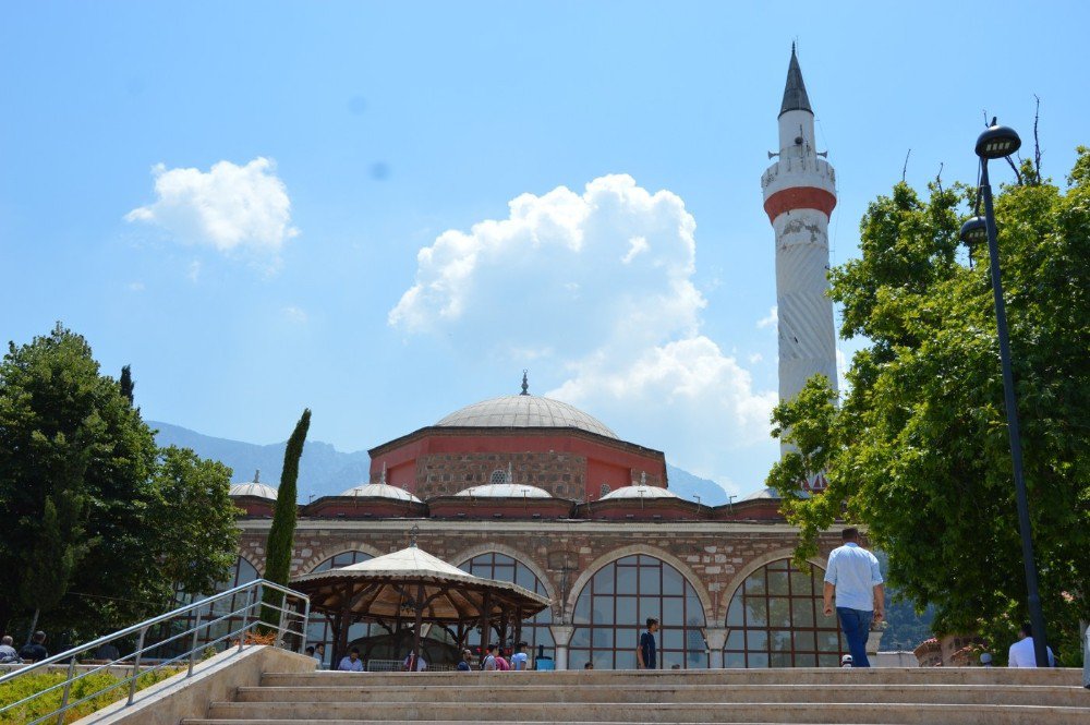 Ramazan’ın İlk Cuma Namazında Camiler Doldu Taştı