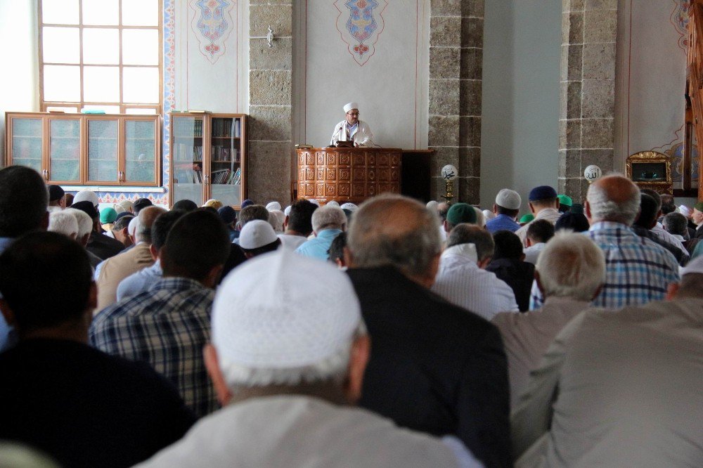 Ramazan’ın İlk Cuma Namazında Camiler Doldu Taştı