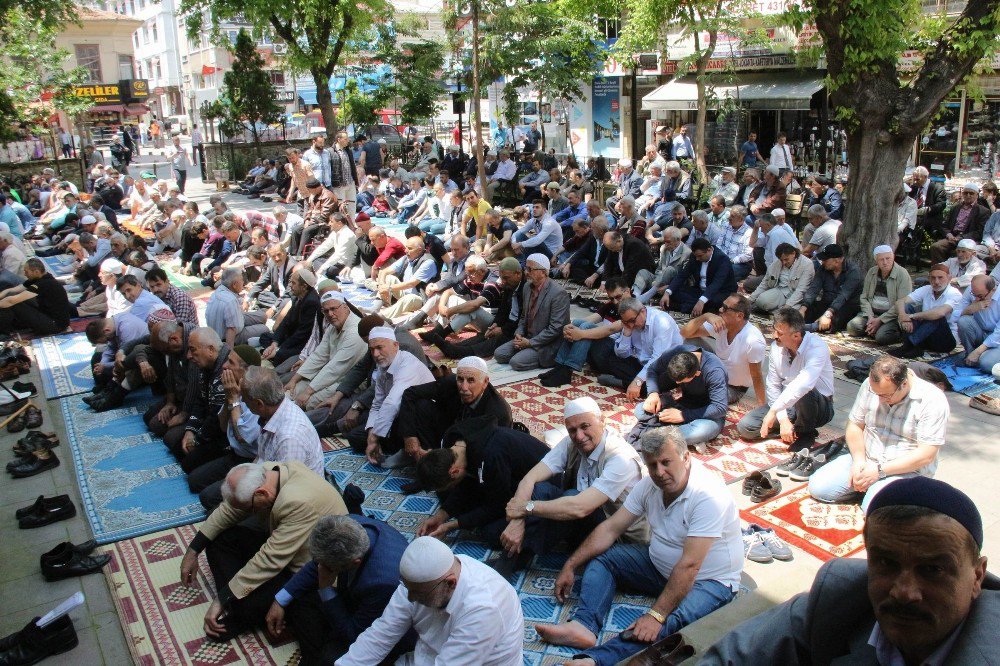 Ramazan’ın İlk Cuma Namazında Camiler Doldu Taştı