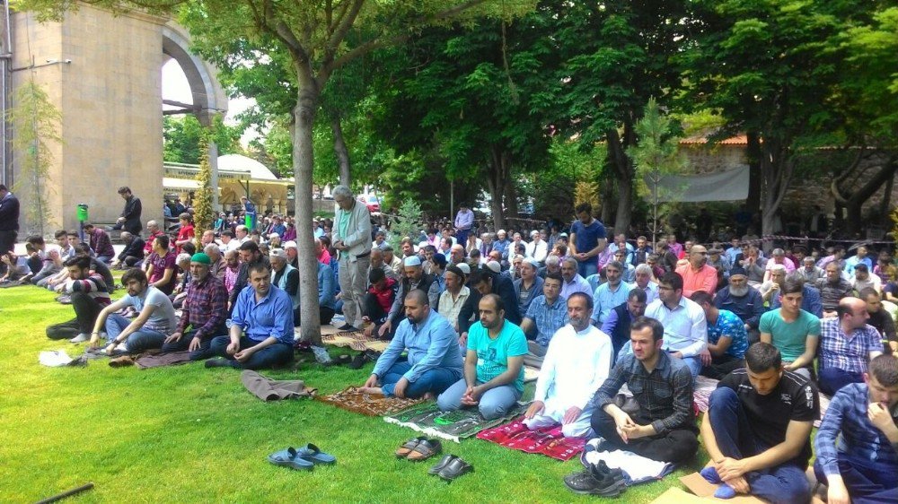 Ramazan’ın İlk Cuma Namazında Camide Yer Bulamayan Cemaat Parklarda Namaz Kıldı
