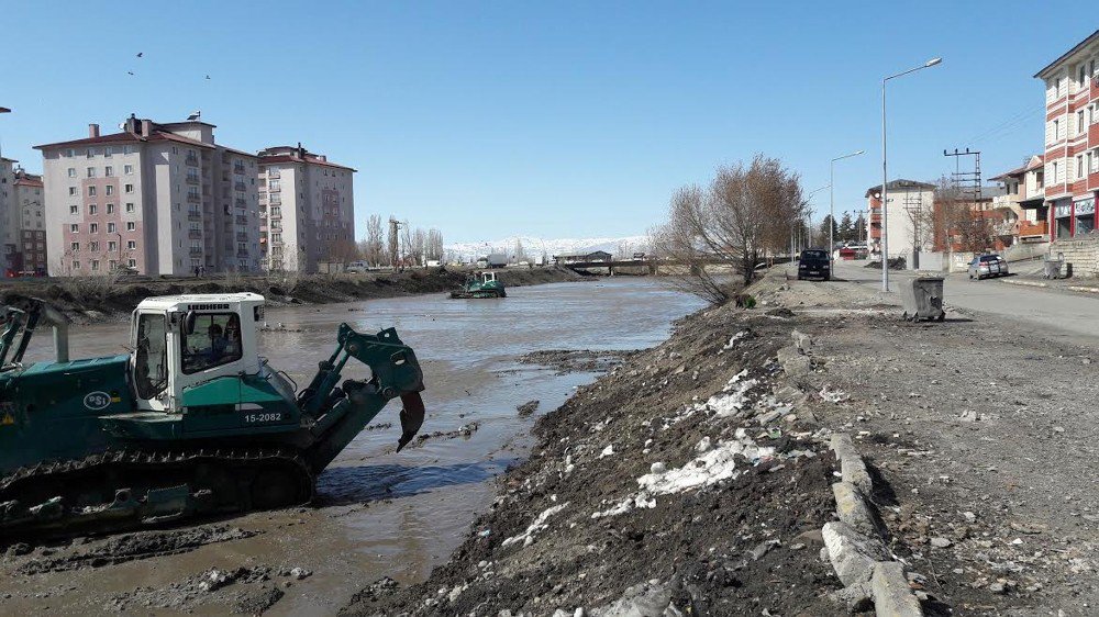 Ağrı’da Derelerdeki Taşkın Riski Azaltılıyor