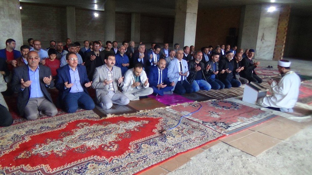 Ağrı’da Yapımı Devam Eden Ulu Cami’de İlk Cuma Namazı