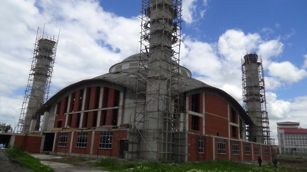 Ağrı’da Yapımı Devam Eden Ulu Cami’de İlk Cuma Namazı