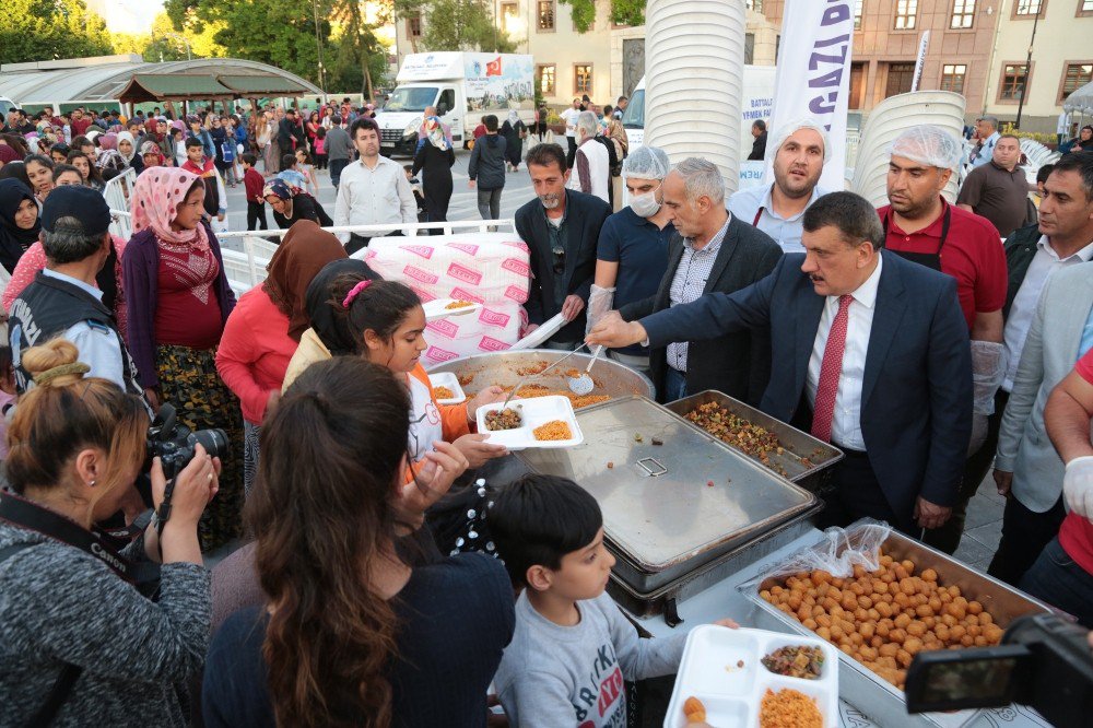 Başkan Gürkan, İftar Çadırında Vatandaşlarla Bir Araya Geldi